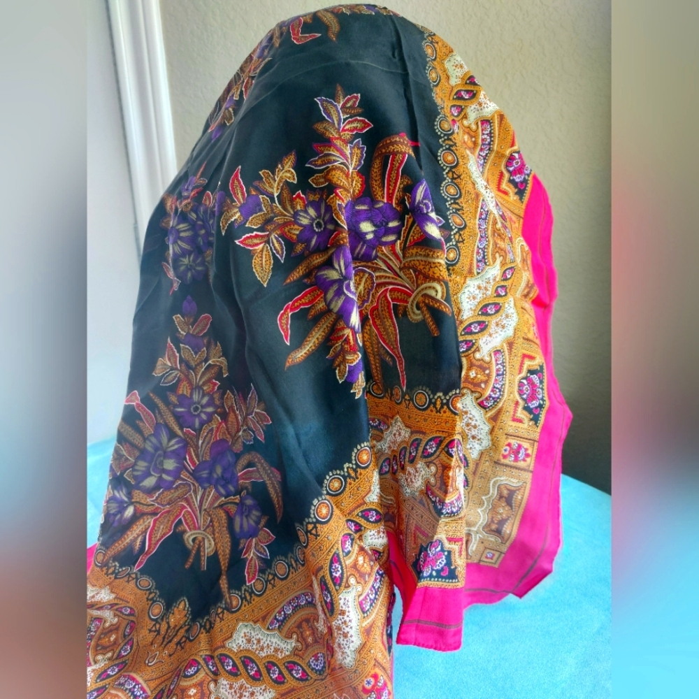 Oscar de la Renta 31" X 31" Floral Scarf Vintage Estate Item